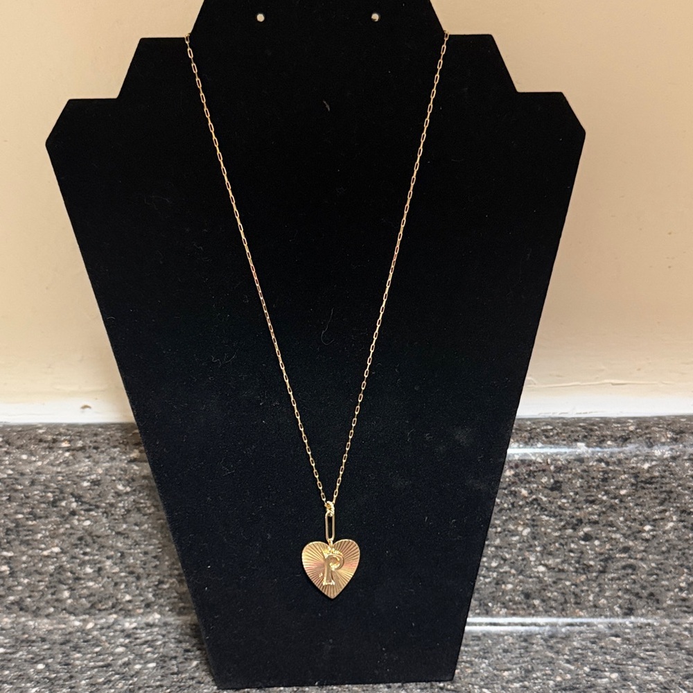 ⭐️Host Pick⭐️Gold Heart P Pendant Necklace